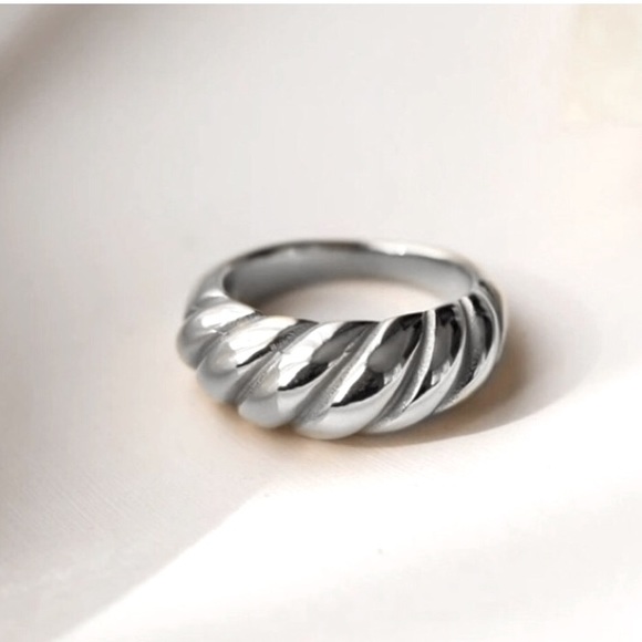 Jewelry - White gold plated braided ring